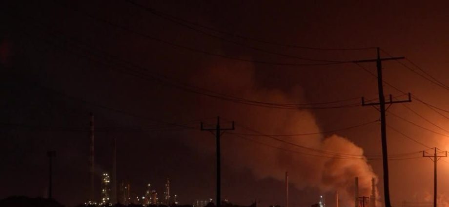 Incêndio em refinaria australiana compromete produção de gasolina