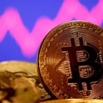 Bitcoin apresenta leve alta, mas cautela ainda limita ganhos