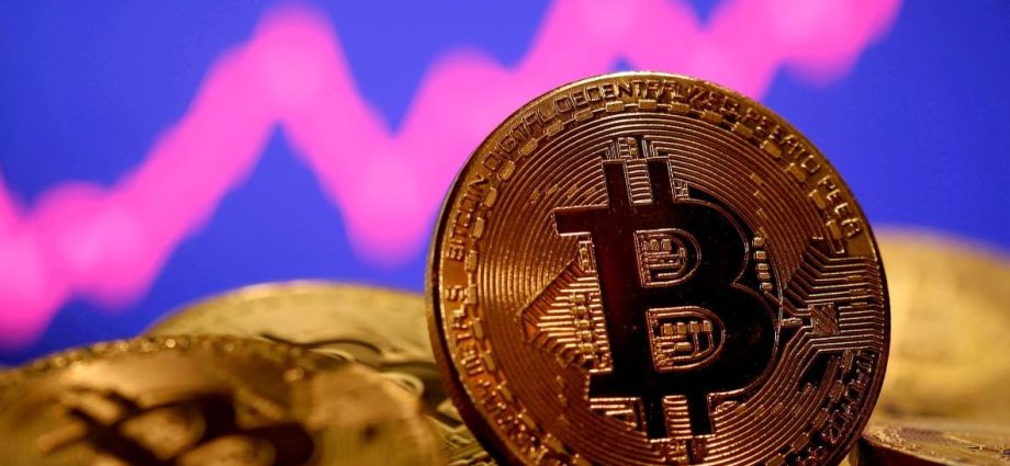 Bitcoin apresenta leve alta, mas cautela ainda limita ganhos
