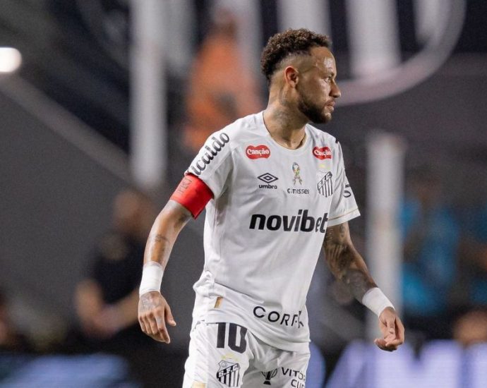 Cuca descarta presença de Neymar na Sul-Americana após procedimento no joelho