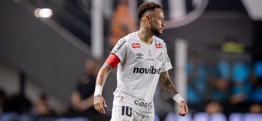 Cuca critica árbitro e defende Neymar após suspensão no Santos