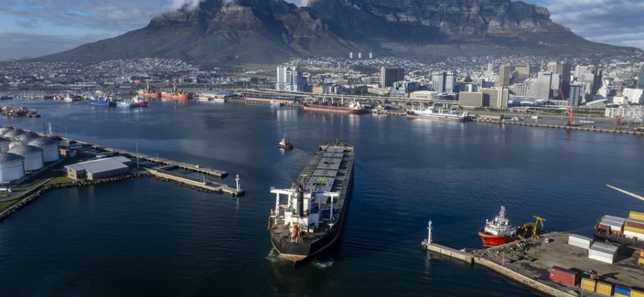 Irã autoriza passagem de embarcações sul-africanas pelo Estreito de Ormuz