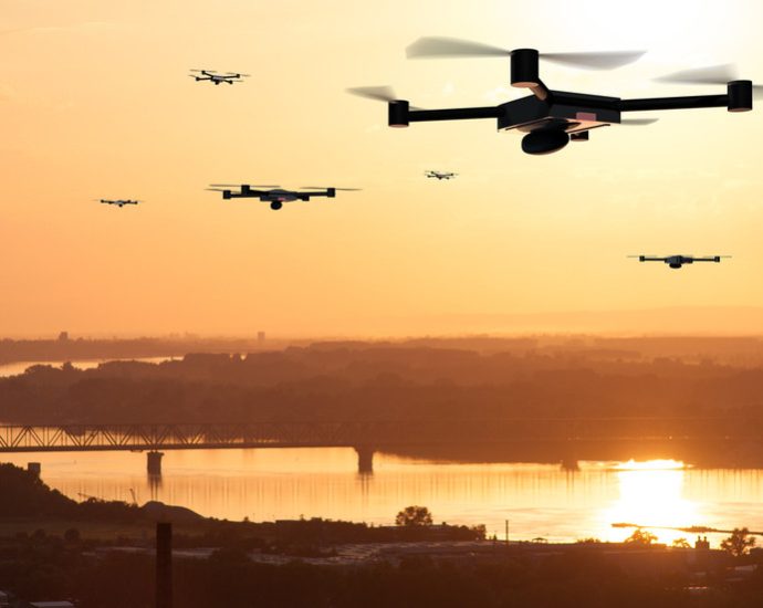 França planeja aumentar estoque de drones e mísseis em preparação para ‘economia de guerra’