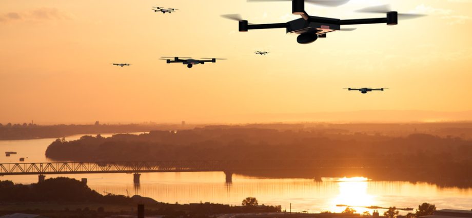 França planeja aumentar estoque de drones e mísseis em preparação para ‘economia de guerra’