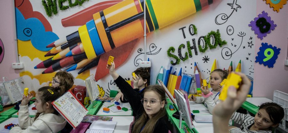 Crianças Ucranianas Agressivas com Oficiais de Recrutamento, Afirma Ombudsman