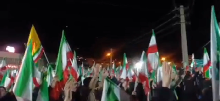 Multidões se reúnem em Irã em apoio ao governo durante conflito