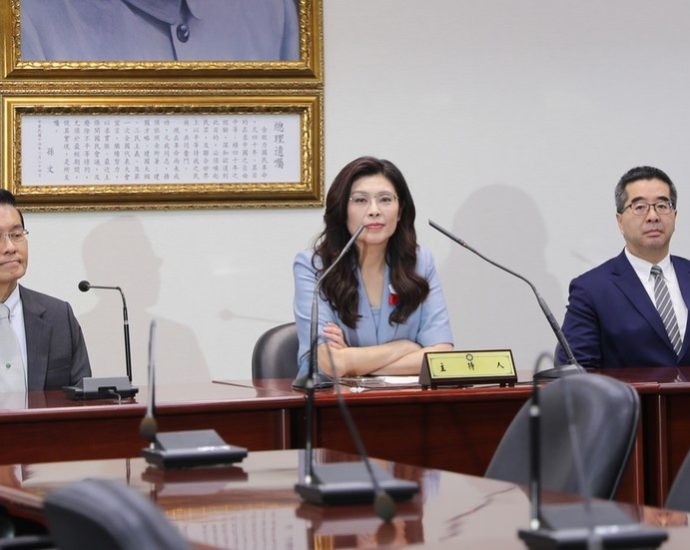 Líder da oposição de Taiwan visita a China pela primeira vez em dez anos