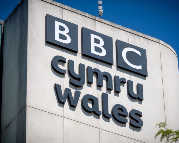 Ex-produtor da BBC é condenado por crimes relacionados à pornografia infantil