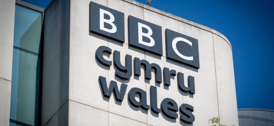 Ex-produtor da BBC é condenado por crimes relacionados à pornografia infantil