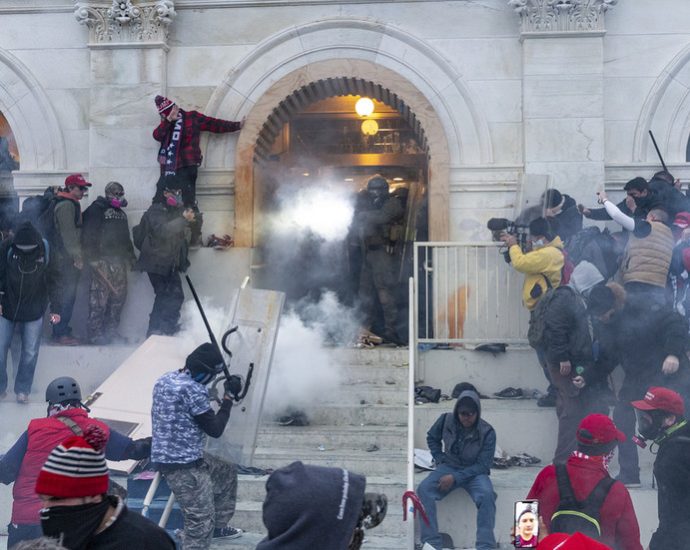 Justiça dos EUA busca anular condenações de grupos extremistas envolvidos em tumultos no Capitólio