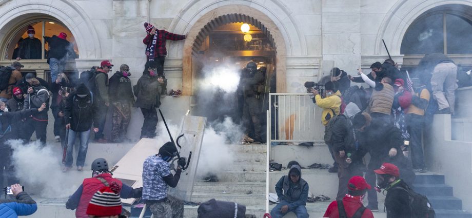 Justiça dos EUA busca anular condenações de grupos extremistas envolvidos em tumultos no Capitólio