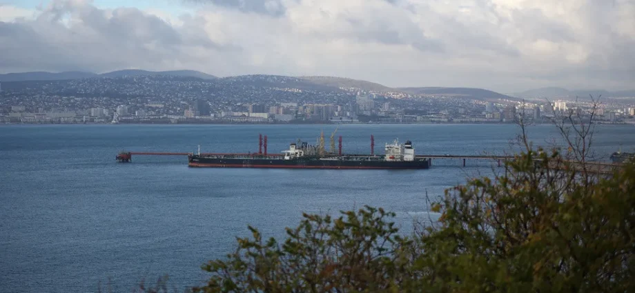 EUA renova isenção de sanções para petróleo russo apesar de promessas anteriores