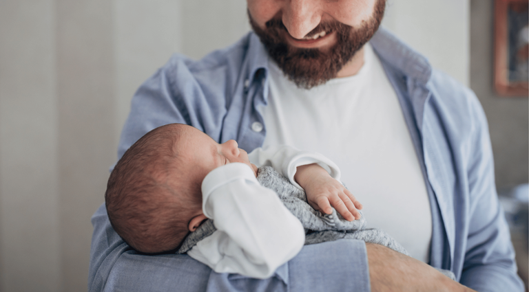 Governo sanciona lei que amplia licença-paternidade e cria salário-paternidade