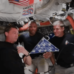 Tripulação da Artemis II Leva Bandeira da Apollo 18 em Viagem à Lua