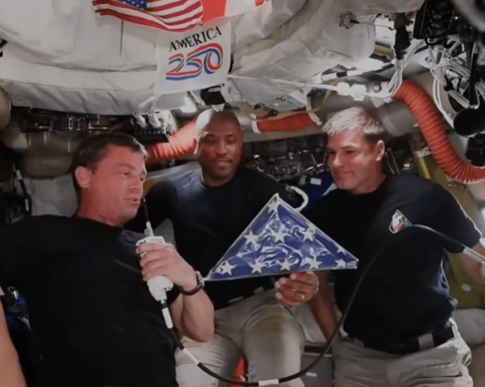 Tripulação da Artemis II Leva Bandeira da Apollo 18 em Viagem à Lua