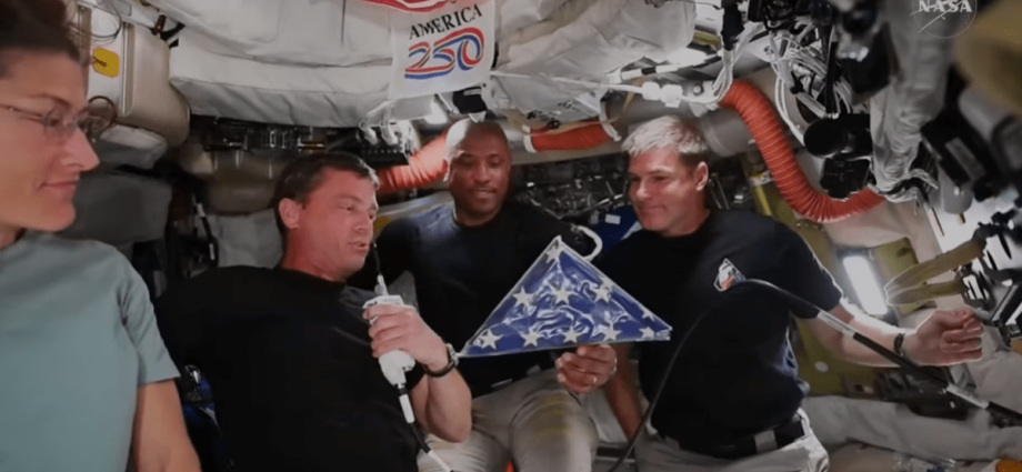 Tripulação da Artemis II Leva Bandeira da Apollo 18 em Viagem à Lua