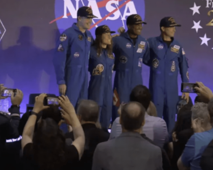 Astronautas da Artemis II celebram retorno triunfal após missão lunar