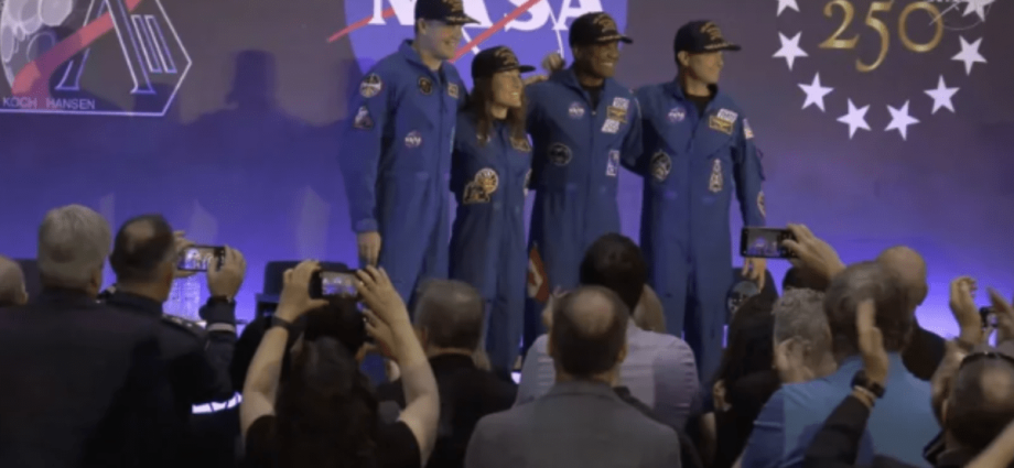 Astronautas da Artemis II celebram retorno triunfal após missão lunar