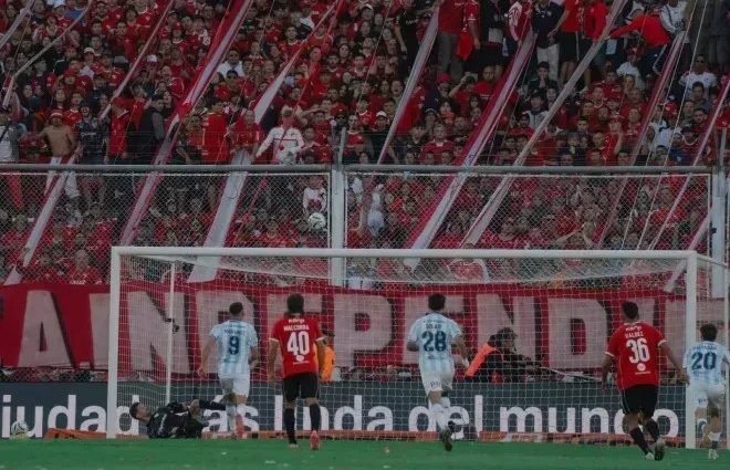 Independiente derrota Racing em clássico marcado por pênalti perdido
