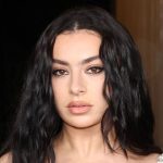 Charli XCX revela que usará vestido de noiva mais de uma vez