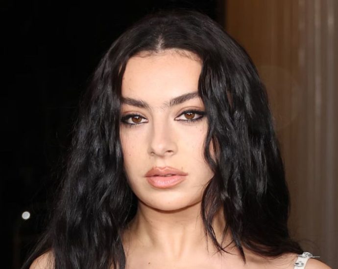 Charli XCX revela que usará vestido de noiva mais de uma vez