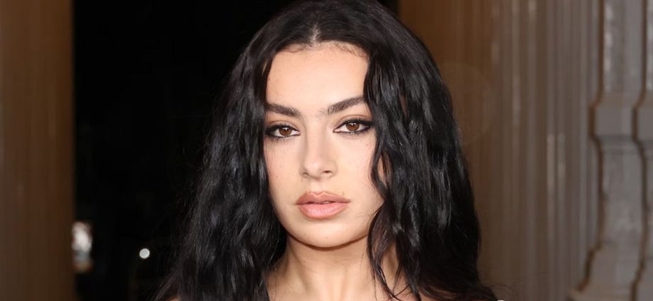 Charli XCX revela que usará vestido de noiva mais de uma vez