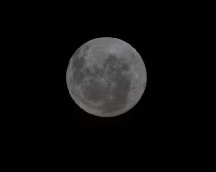 Artemis II captura imagem inédita da Lua durante missão