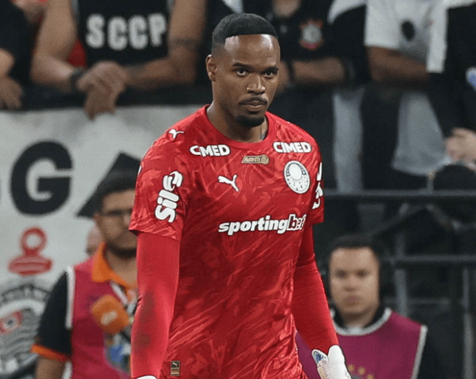 Carlos Miguel, do Palmeiras, é vítima de injúria racial durante clássico contra o Corinthians