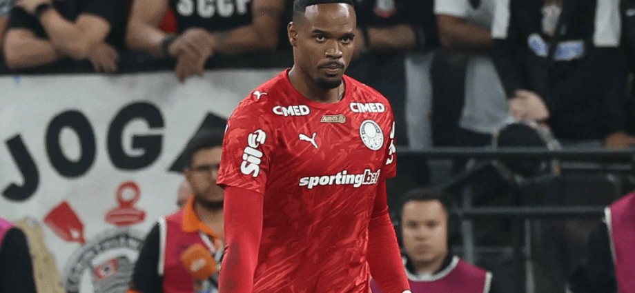 Carlos Miguel, do Palmeiras, é vítima de injúria racial durante clássico contra o Corinthians