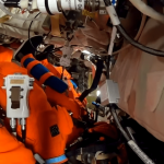 Astronautas da Artemis II realizam testes de trajes de sobrevivência para a missão lunar