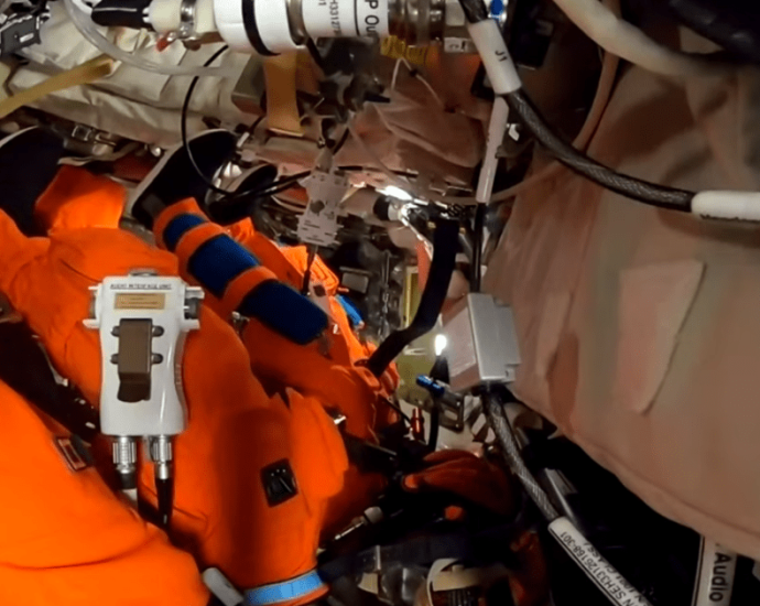 Astronautas da Artemis II realizam testes de trajes de sobrevivência para a missão lunar
