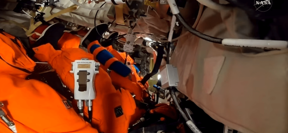 Astronautas da Artemis II realizam testes de trajes de sobrevivência para a missão lunar