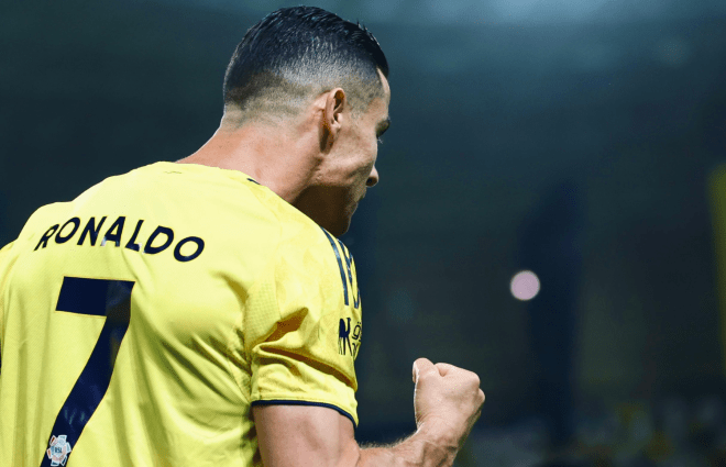 Cristiano Ronaldo brilha e Al Nassr goleia, disparando na liderança do Campeonato Saudita