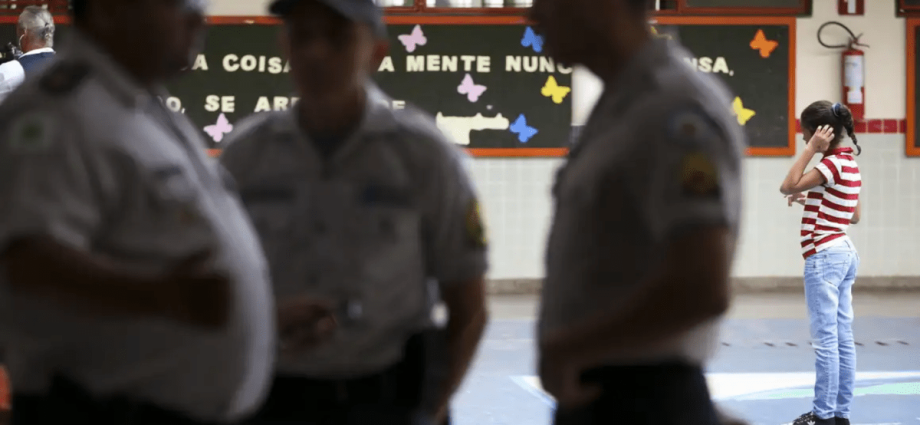 Lula critica escolas cívico-militares durante sanção do novo Plano Nacional de Educação