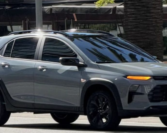 Chevrolet Sonic 2027 é flagrado sem camuflagem durante gravação de comercial em São Paulo