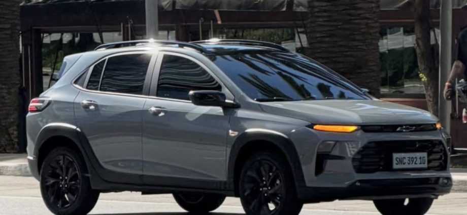 Chevrolet Sonic 2027 é flagrado sem camuflagem durante gravação de comercial em São Paulo