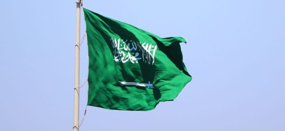 Mísseis balísticos interceptados na Arábia Saudita caem perto de instalações de energia