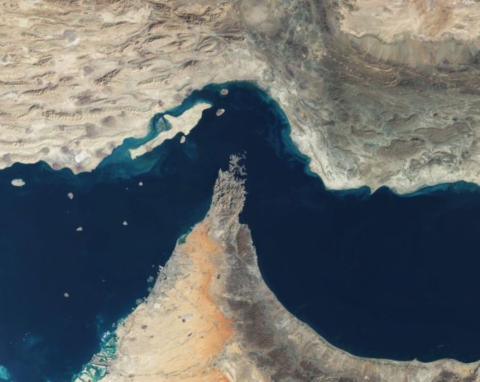 Movimentação de Navios Aumenta no Estreito de Ormuz em Meio a Negociações de Paz