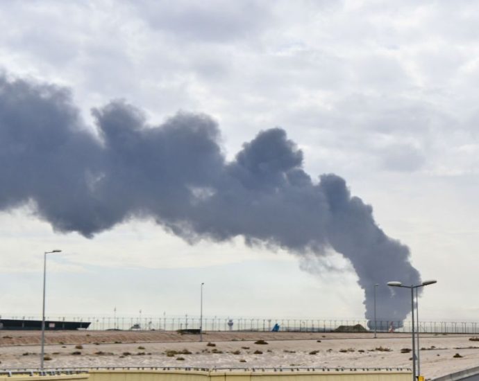 Ataque com drones no Kuwait provoca incêndio em aeroporto