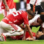 Bruno Tabata sofre choque de cabeça em jogo entre Internacional e São Paulo