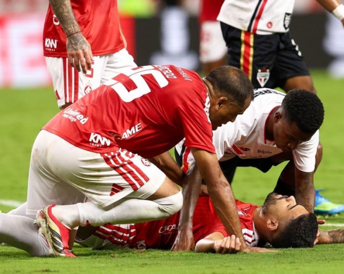 Bruno Tabata sofre choque de cabeça em jogo entre Internacional e São Paulo