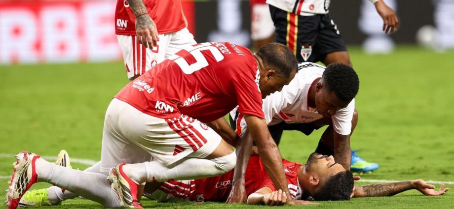 Bruno Tabata sofre choque de cabeça em jogo entre Internacional e São Paulo