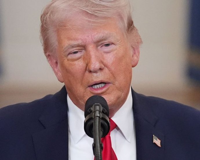 EUA realizam operação de resgate de oficial abatido no Irã, afirma Trump