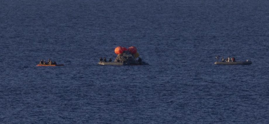 Missão Artemis II conclui com sucesso e astronautas iniciam avaliação médica