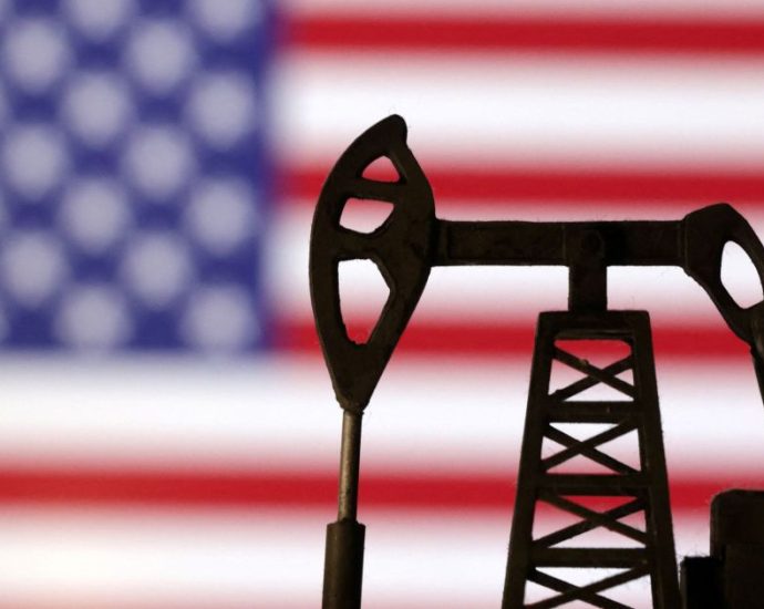 Petróleo volta a superar US$ 100 após tensões entre Irã e EUA