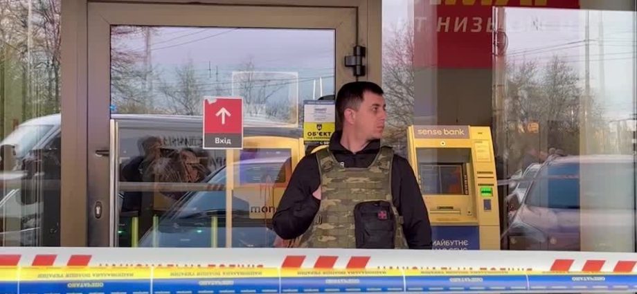 Ataque a tiros em Kiev resulta em seis mortes e reféns em supermercado