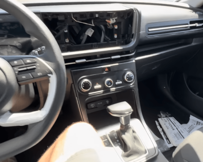 Hyundai admite falha em Creta Action 2026 com buraco no painel