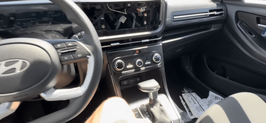 Hyundai admite falha em Creta Action 2026 com buraco no painel
