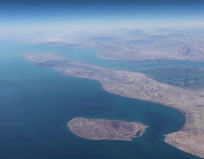 Petroleiro transita pelo Estreito de Ormuz em meio a bloqueio imposto por Trump