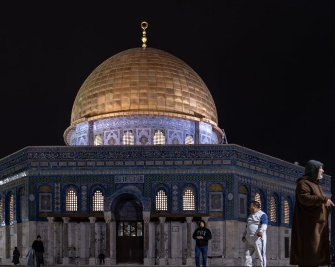 Mesquita de Al-Aqsa reabre após 40 dias de fechamento em Jerusalém